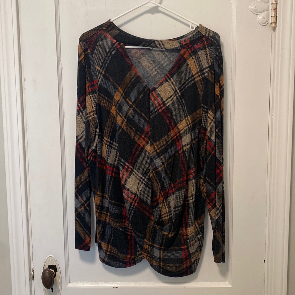 Maurices Long Sleeve Blouse, with a cut out and twist front. Size 1x